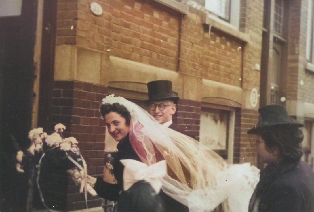 Trouwfoto van Hanny Gazan en Mozes van Stedum